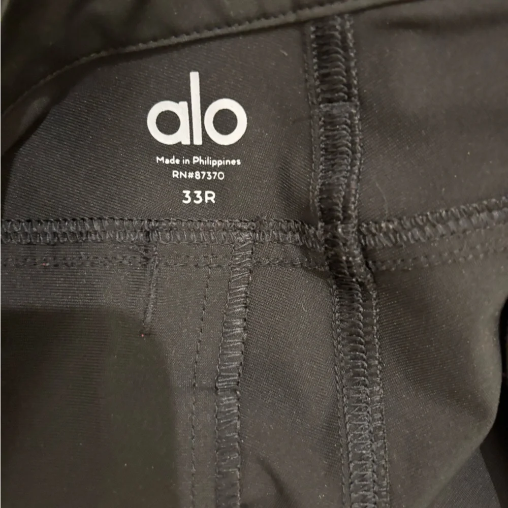 ALO Yoga Men's Black Cargo Pants - Picture 3 of 3